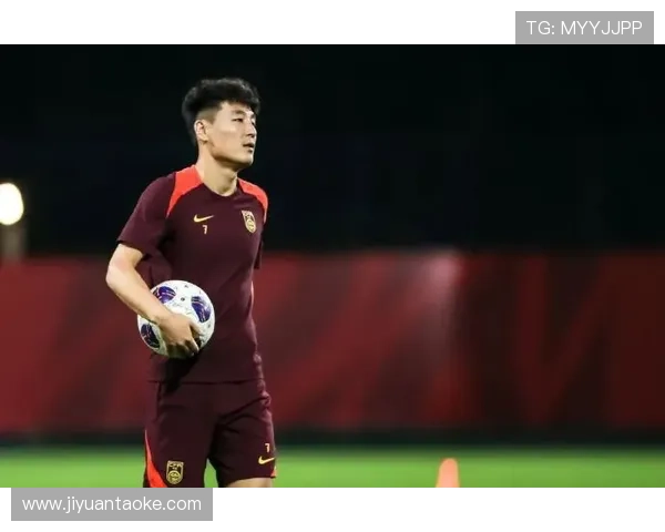 中国足球队备战世界杯预选赛 新帅张伟接手首度亮相带队训练 中国足球队备战世界杯预选赛 新帅张伟接手首度亮相带队训练