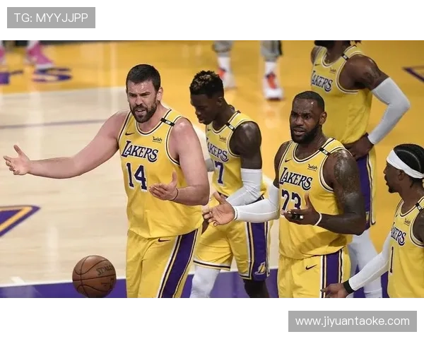 公牛队新赛季阵容调整分析 布克与德罗赞能否携手带领球队突破困境