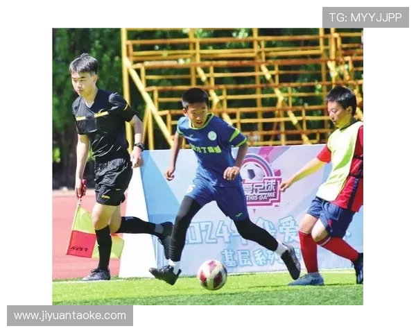 全国校园足球联赛开幕青少年球员展现拼搏精神掀起冬日体育热潮