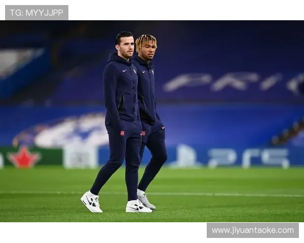 国家队备战关键赛事新帅亮相引发球迷热议与期待全面升温持续 国家队备战关键赛事新帅亮相引发球迷热议与期待全面升温持续